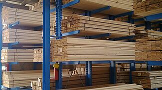 Regal-Halle mit Holzgütern 