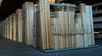 Vertikale Lagerung von Holz im Holzhandel