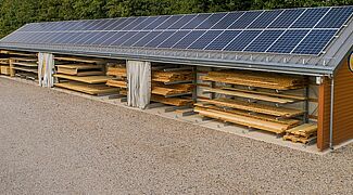 Kragarmregal-Halle mit Solarpanel