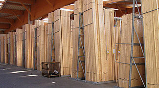 Vertikale Regalsysteme im Holzhandel