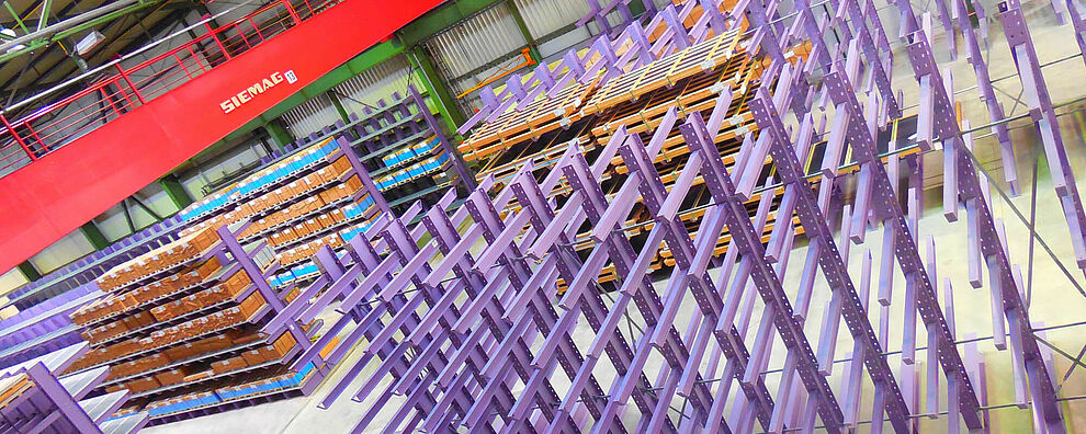 Kragarmregale im Stahlhandel