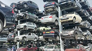 Doppelseitiges Kragarmregal für viel Platz, hier für Autos