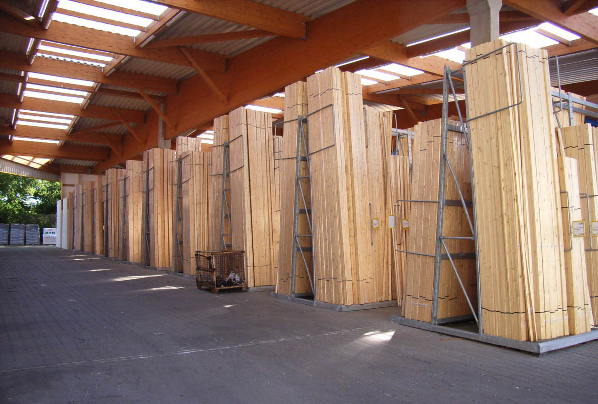 Vertikale Regalsysteme im Holzhandel