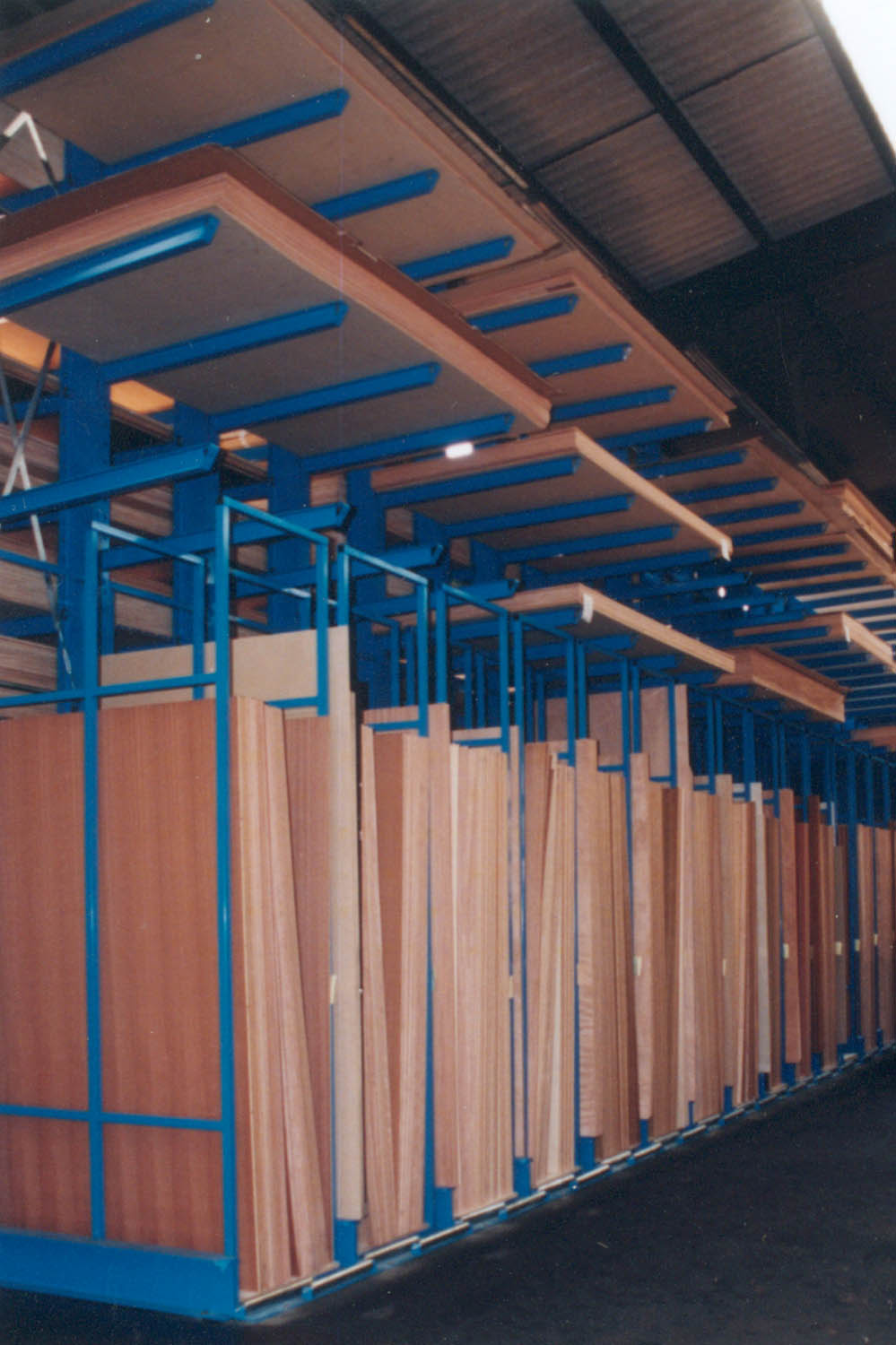 Vertikale Lagerung von Holz im Holzhandel