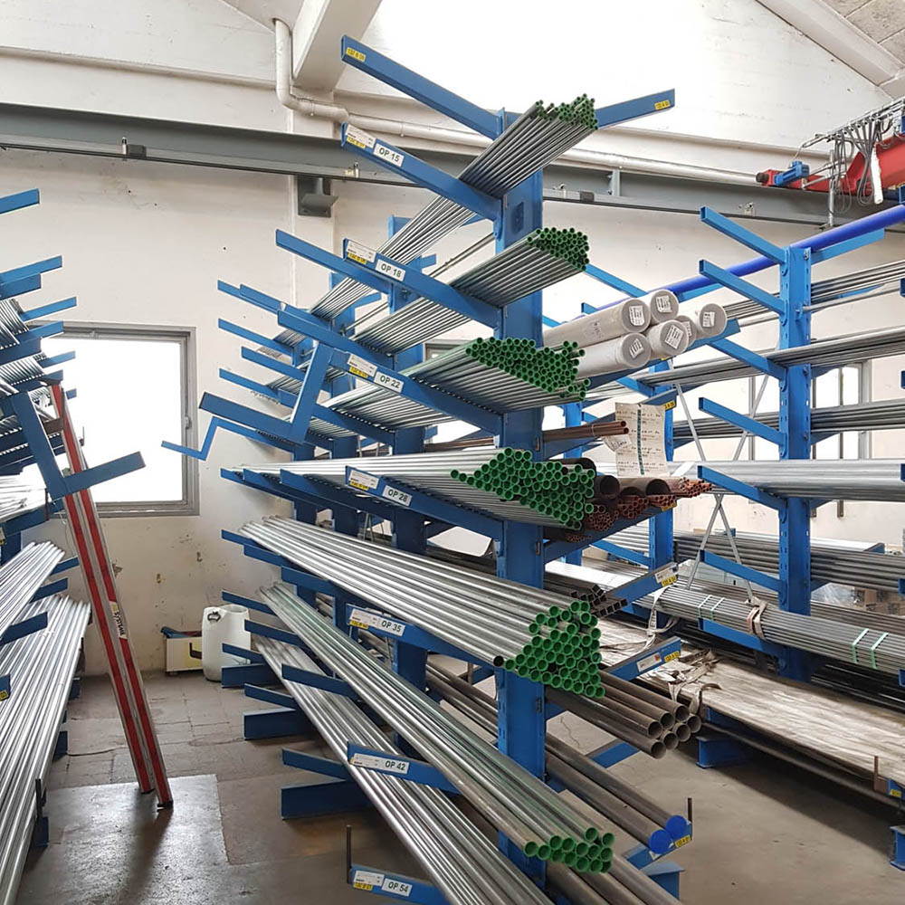 Cantilever racking with inclined arms