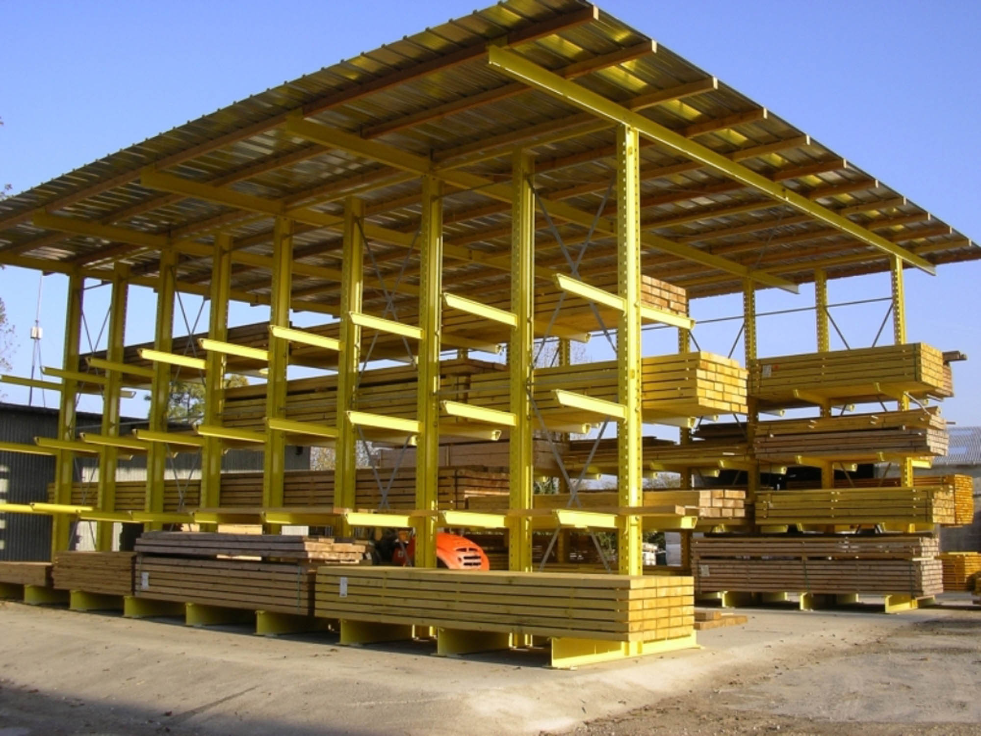 Cantilever racking system with a monopitch roof