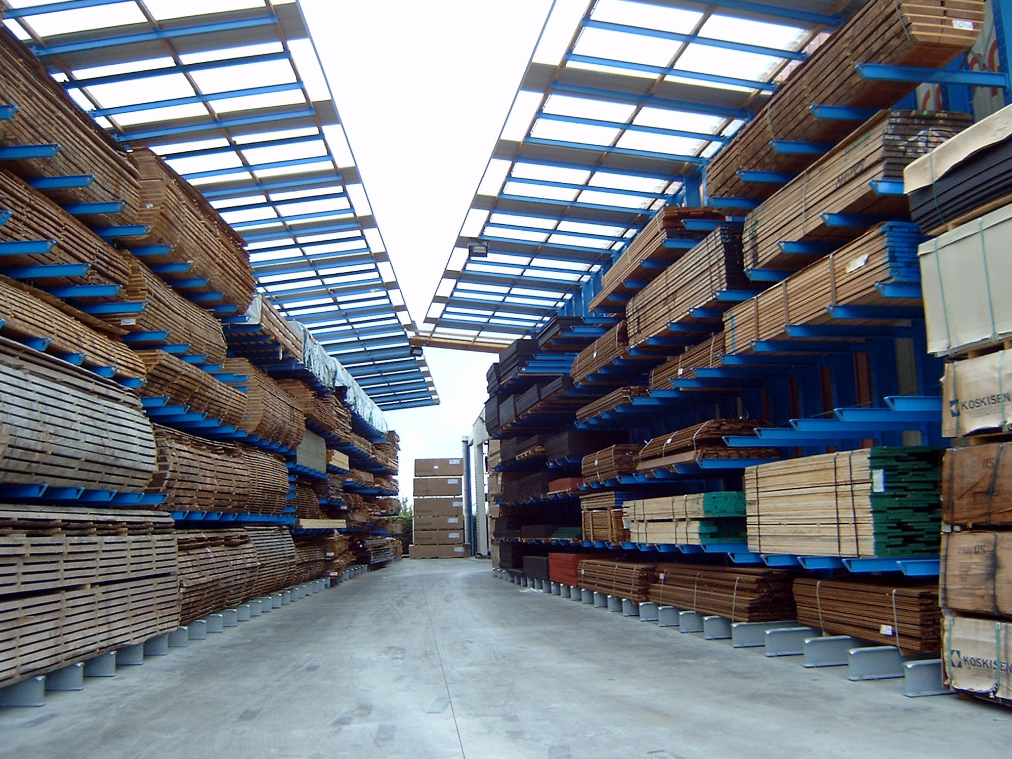 Cantilever racking system with roof