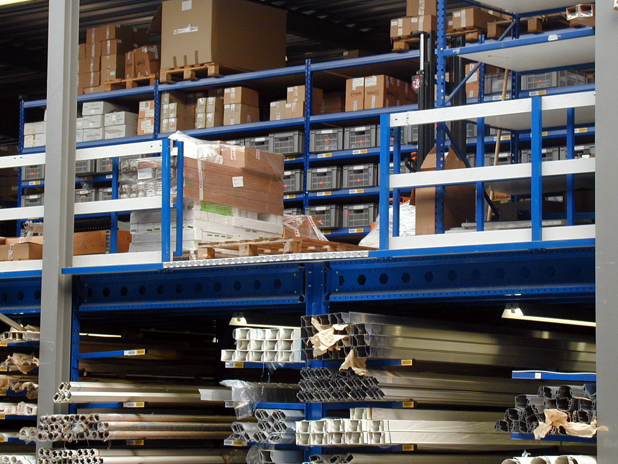 Cantilever racking mezzanine floor